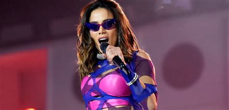 Brazilian Carnival Extravaganza! -  Anitta Lights Up Rio With Unforgettable Performance!