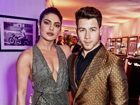 Il Bollygood Extravaganza: Un Concerto di Priyanka Chopra Jonas che Rendi la Musica una Danza!