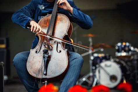 Il Concerto di Generosity: Una Sinfonia Africane e un Uomo con un Cuore d'Oro